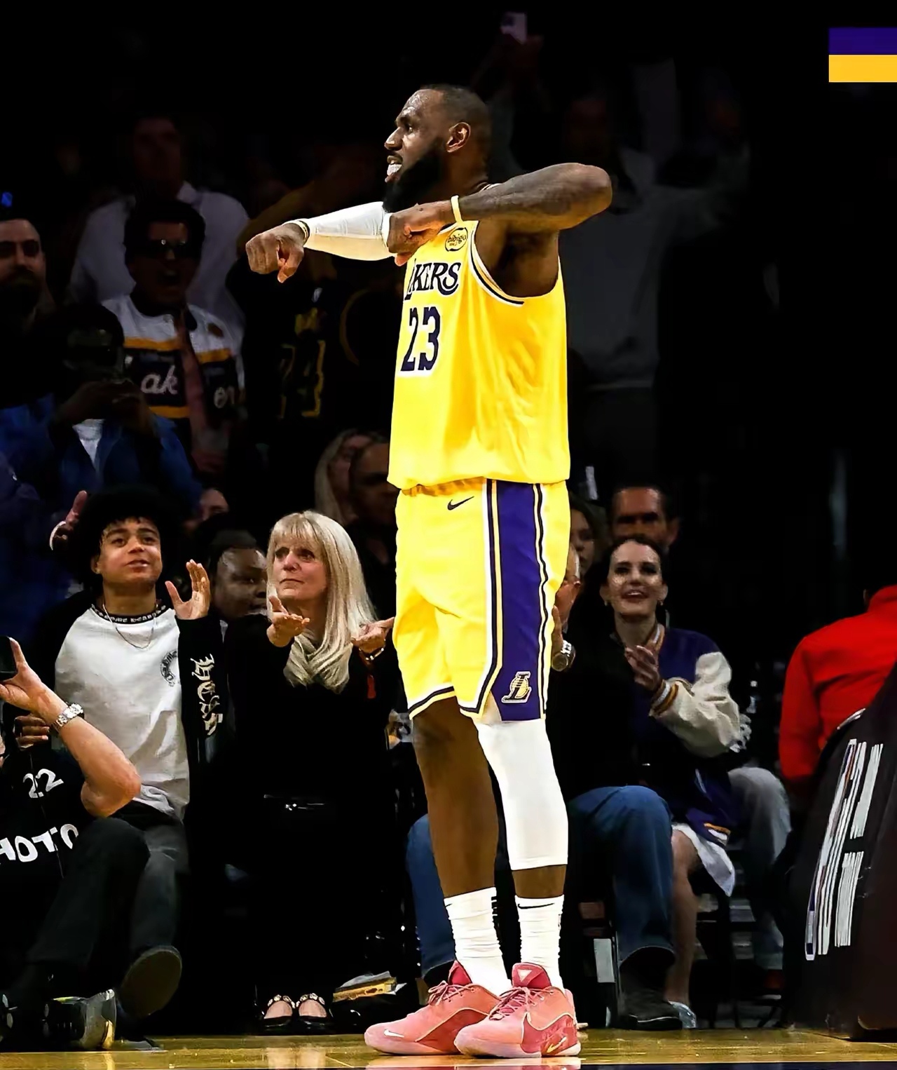 詹姆斯回归赛场，关键助攻首场状态亮眼，切尔西观众沸腾！的简单介绍