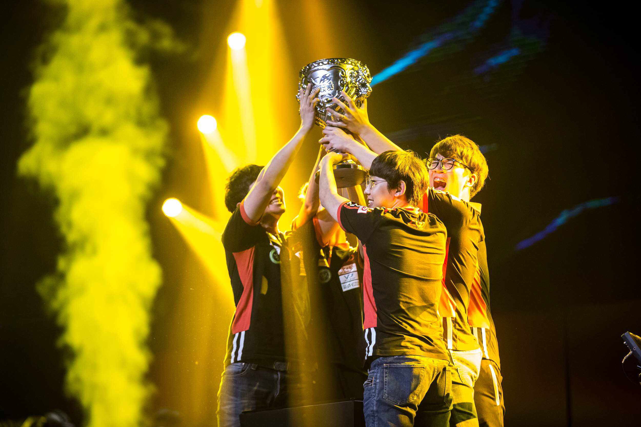 德罗巴赛事官方发布关键助攻新规，FPX争议不断！